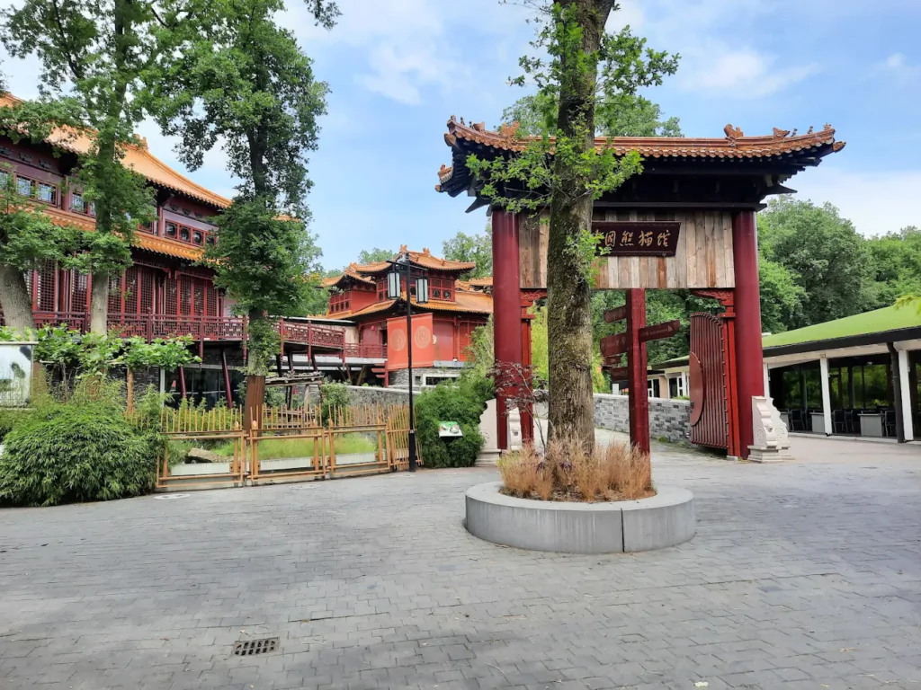 De poort van het traditioneel Chinese Pandasia waar de pandas Wu Wen en Xing Ya verblijven