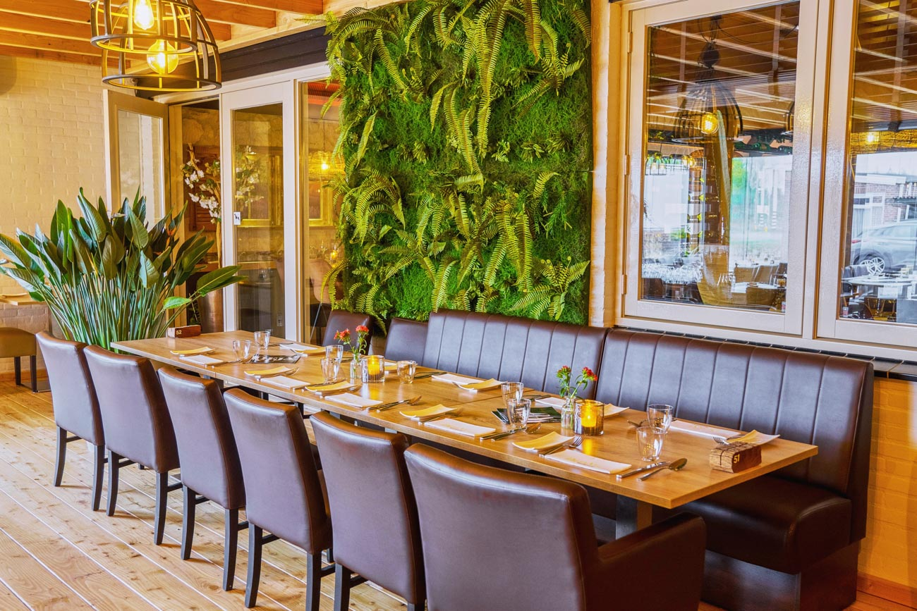 Dinerplek in de lichte serre van restaurant DejaVu Veldhoven
