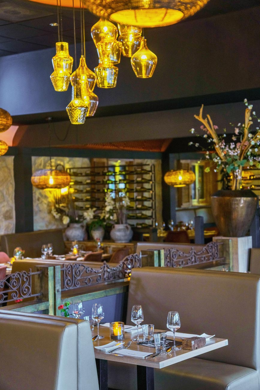 Gezellige loungebanken aan de bar van restaurant DejaVu in Veldhoven