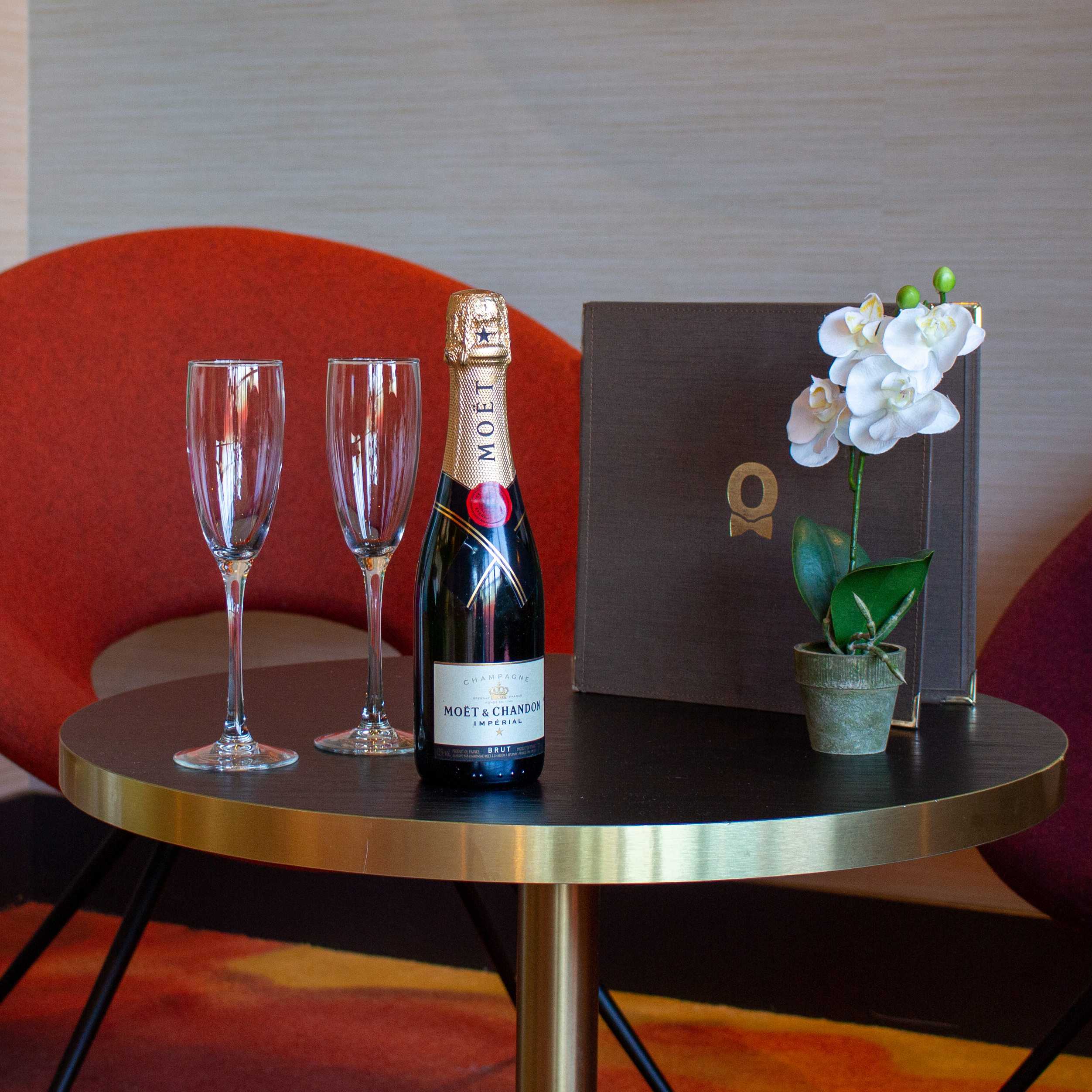 fles champagne Moët en Chandon met twee glazen in de lobby Cinema Gold