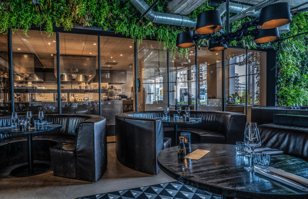 Interieur tafels met zithoeken