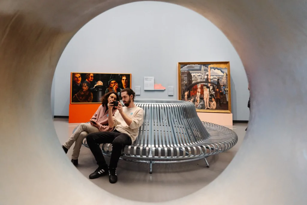 Optische illusie met twee mensen op een bankje Van Abbe museum