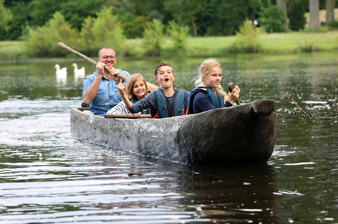 pre historisch dorp bootje varen