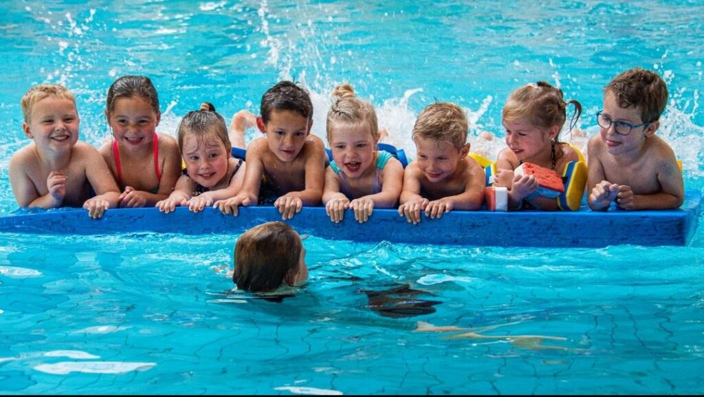 Kinderen zwemmen