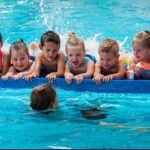 Kinderen zwemmen
