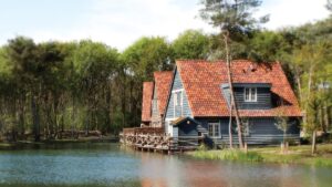 1024×576-boshuys-8-persoons-met-sauna-aan-het-water-overzicht-5