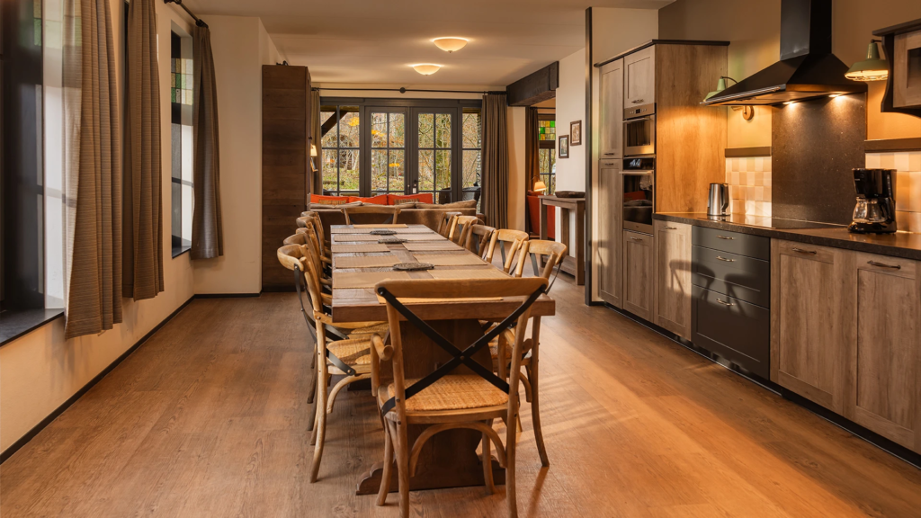 Volledig uitgeruste moderne keuken in de Boshoeve Efteling Bosrijk, perfect voor groepsmaaltijden