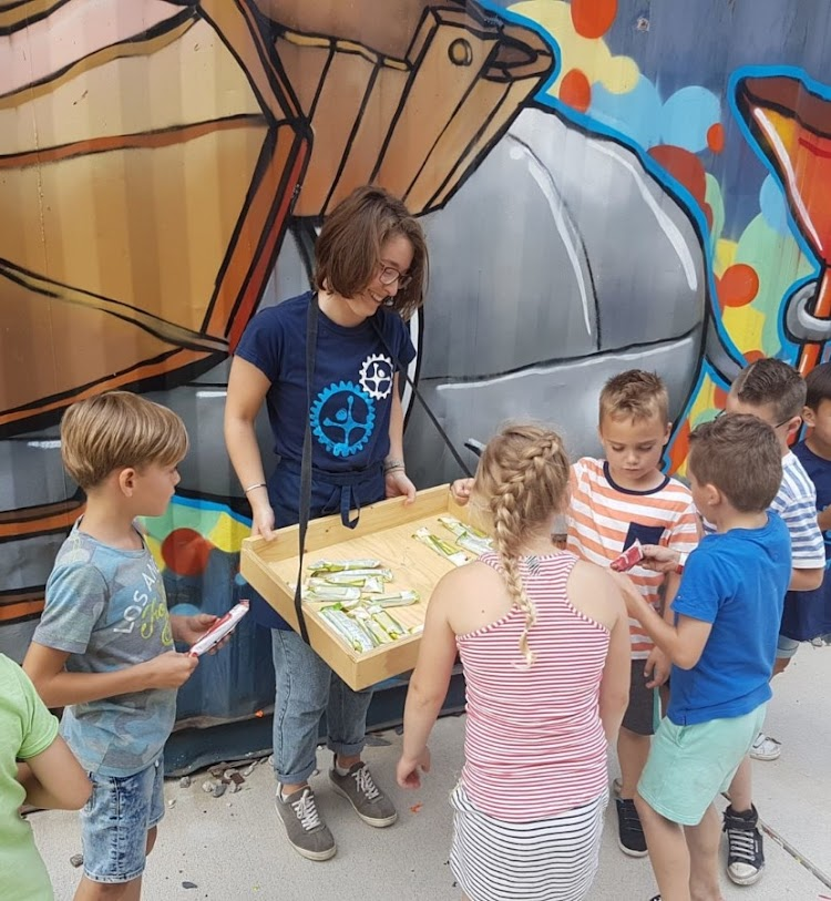 Kinderen die knutselen bij de Ontdek fabriek