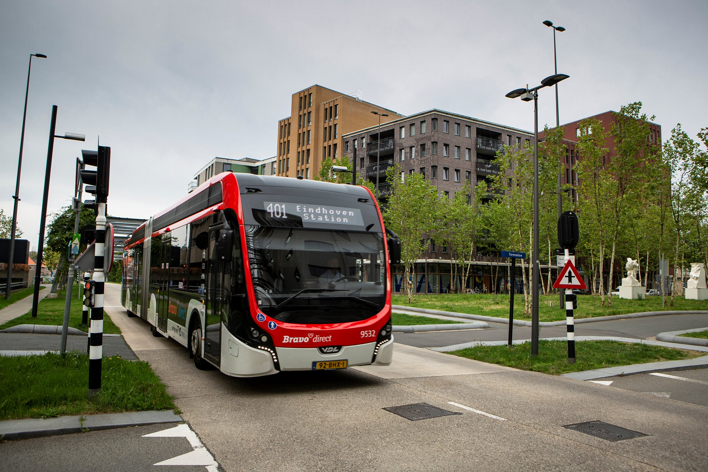 Hermes bus op Strijp-S Eindhoven tijdens nieuwe busroute 2025